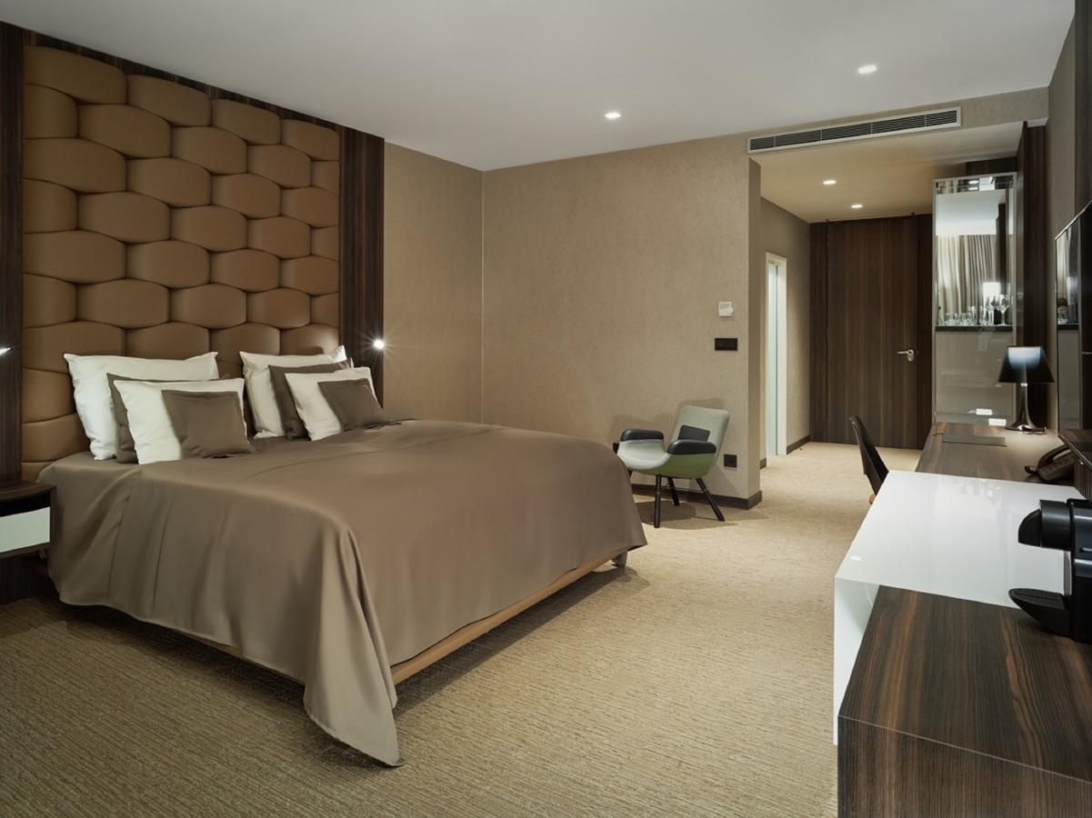 Theatre Hotel ออลอโมตซ์ ภายนอก รูปภาพ