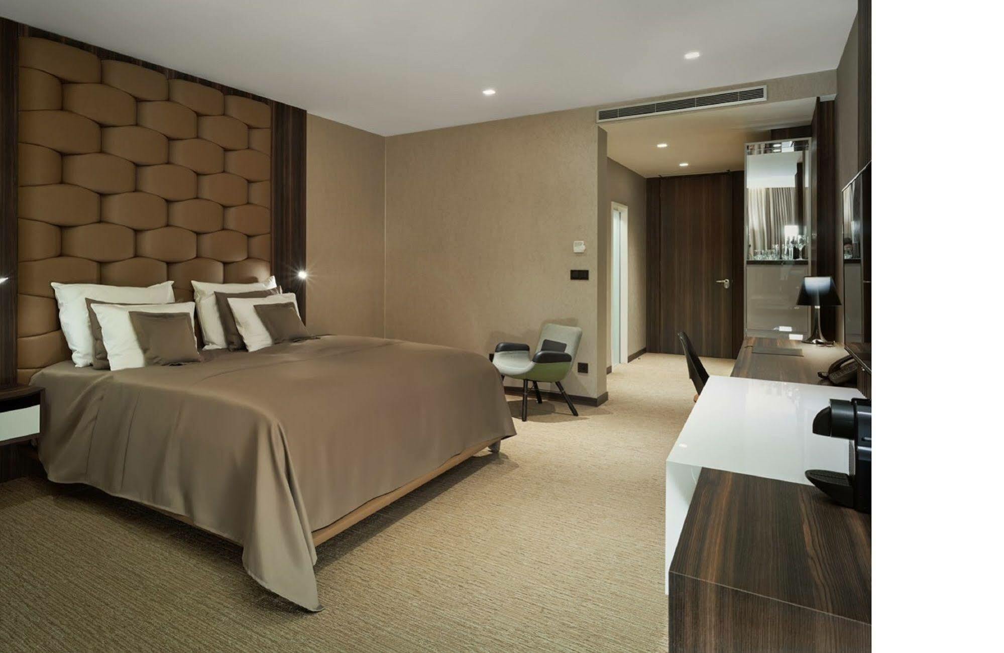 Theatre Hotel ออลอโมตซ์ ภายนอก รูปภาพ